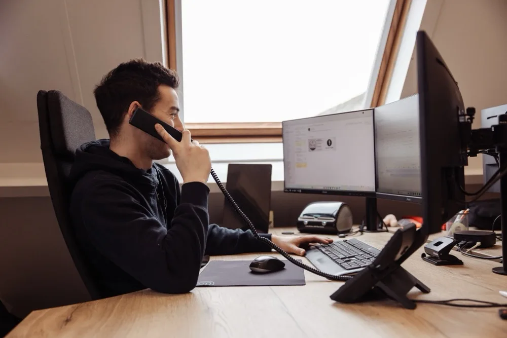 Duco van de planning aan de telefoon met een klant