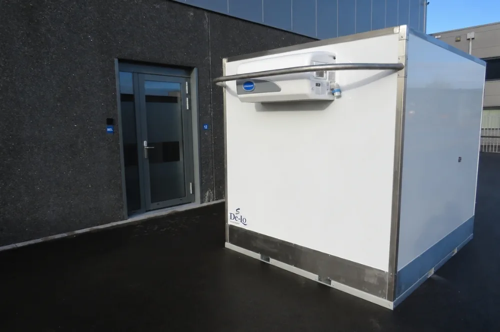 Koelcel DL200 naast een bedrijfspand