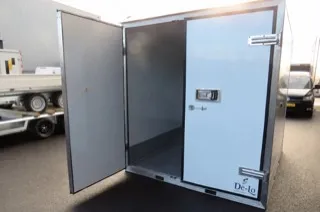 Koelcel DL200 met de deur open, zicht op de lege koelruimte