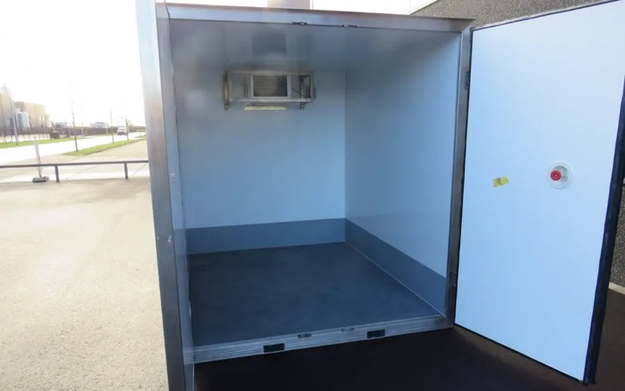 Binnenkant van de koelcel DL200 met de deur open, geschikt voor horeca en catering