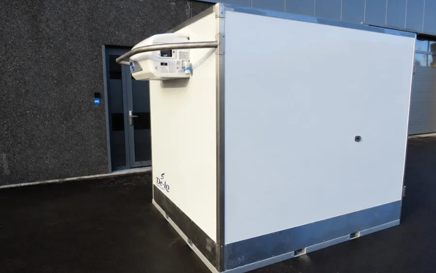 Mobiele koelcel DL200 geplaatst naast een bedrijfspand